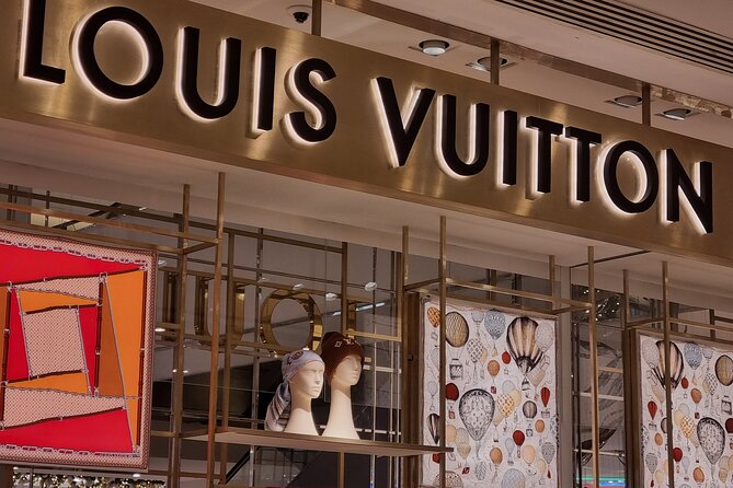 Parisian Luxury, Between Rhinestones and Sequins - Notes