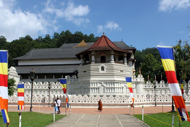 Return Airport Transfers & Kandy Day Tour From Colombo - Dress Code and Recommendations