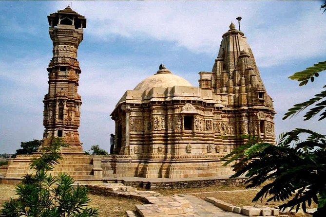 Day Trip to Chittorgarh Fort From Udaipur With Drop At Jaipur Including Lunch - Vehicle and Amenities