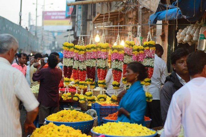 Mumbai: the Spiritual & Colorful Morning Tour With Breakfast - Temple Visits