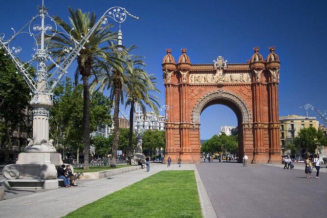 Barcelona: Professional Photoshoot Outside Arc De Triomf - Good To Know