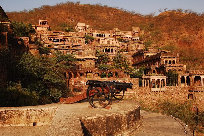Private Custom Day Tour: Neemrana Sightseeing With Lunch - Good To Know