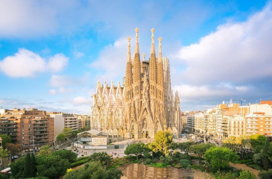 Barcelona Airport: ECO Transfer to Barcelona