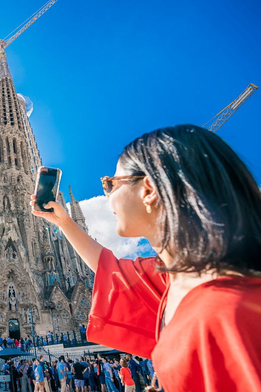 Barcelona Gaudí Guided Tour: Walking Tour & Vespa Tour 5h - Tour Overview