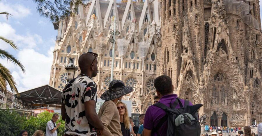 Barcelona: Gaudí Masterpieces & Hidden Gems E-Bike Tour