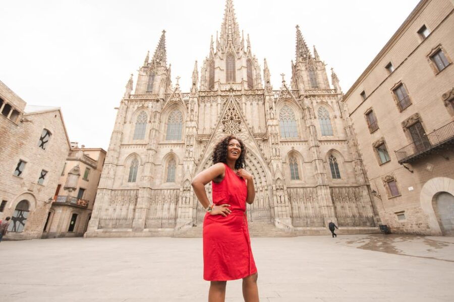 Barcelona: Private Photoshoot at Cathedral & Kiss Wall - Activity Overview