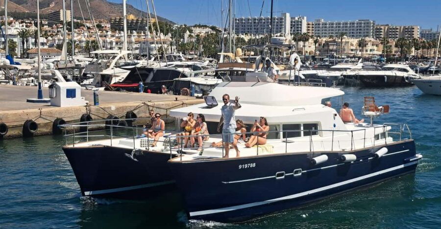 Benalmádena: Catamaran Cruise With Drinks and Swim Stop