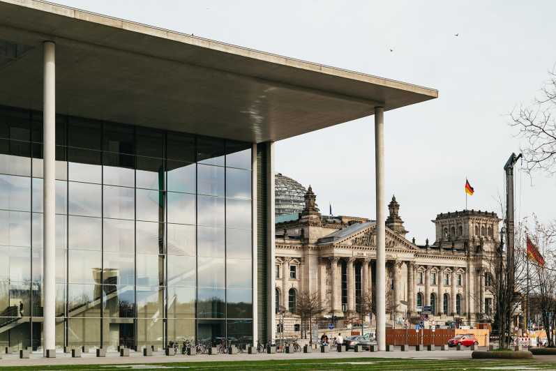 Berlin: Guided Walking Tour Around the Reichstag