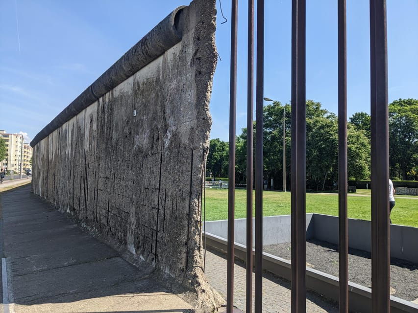 Berlin: Private Highlights Guided Bike Tour in Danish