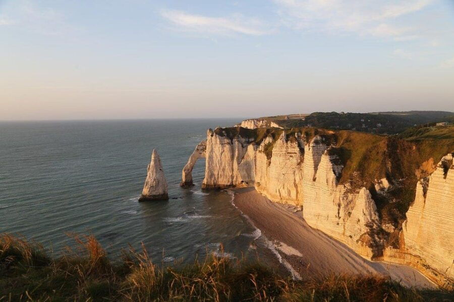 Caen: Étretat Cliffs Private Guided Tour