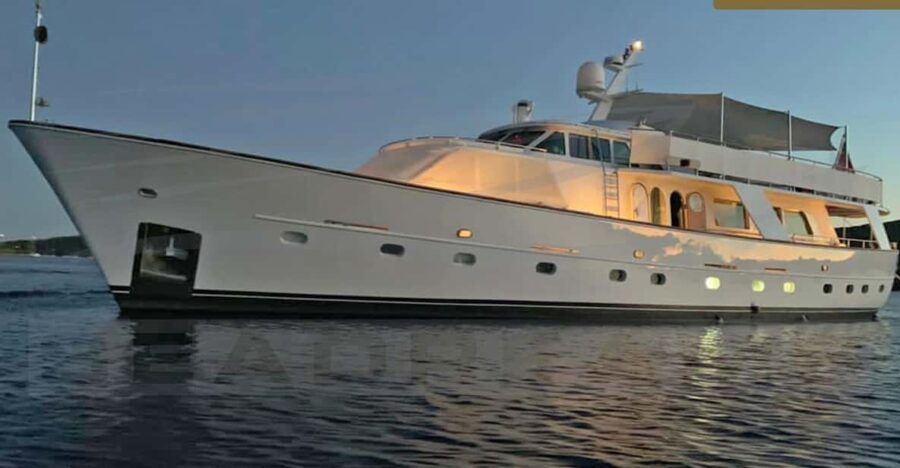 Capri: Private Tour on the Yacht With Tasting & Blue Grotto