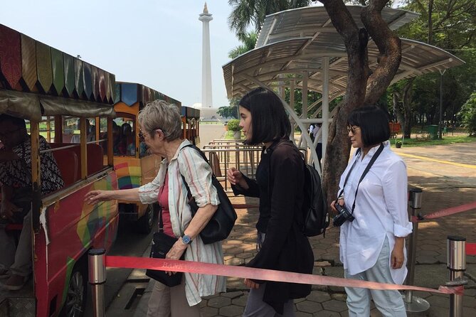 City Tour With Guide and Lunch: Get to Know Jakarta More Closely