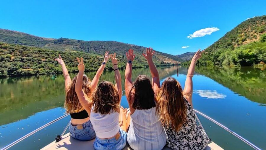 DOURO: Boat Trip (Tua - Pinhão) + Lunch (Short Pants) - Activity Overview