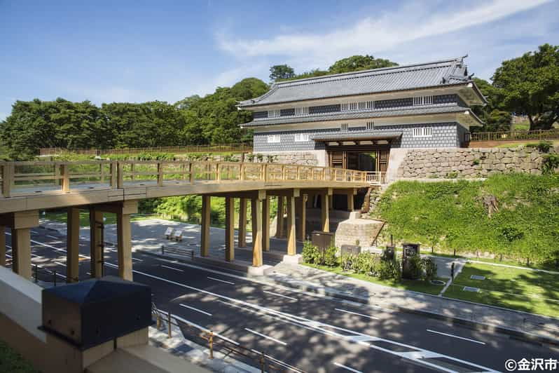 E-Bike With Guided Private Tour of KANAZAWA Main & KENROKUEN