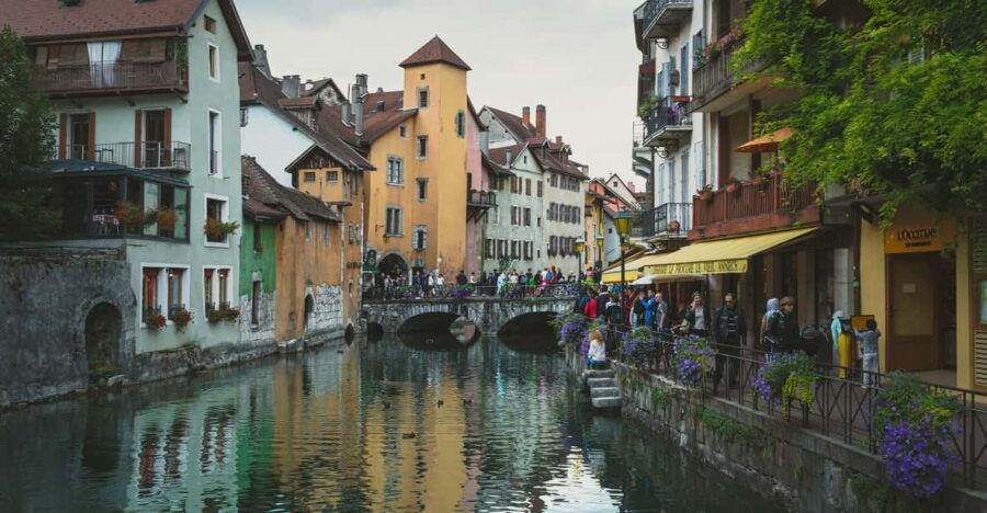 From Geneva: Day Tour for Palais De Iîle, Lake Annecy,Etc.