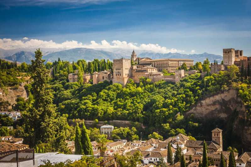 From Malaga: Day Trip to Alhambra by Bus With Entry Tickets