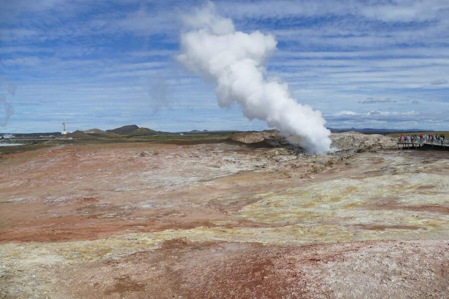 From Reykjavik: Volcanic Eruption Sites & Reykjanesbær Tour