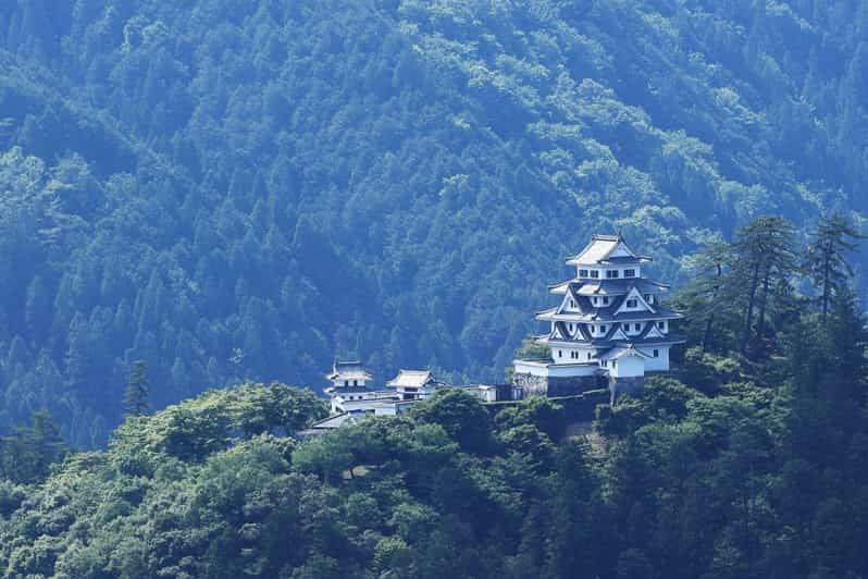 From Takayama: Gujo Hachiman -History, Traditions and Crafts