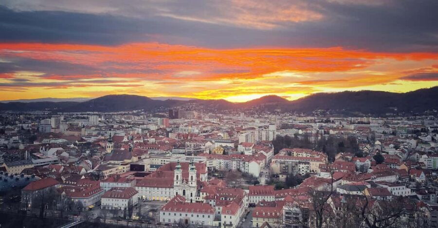 Graz: Funicular Ride & Schlossberg Picnic Experience