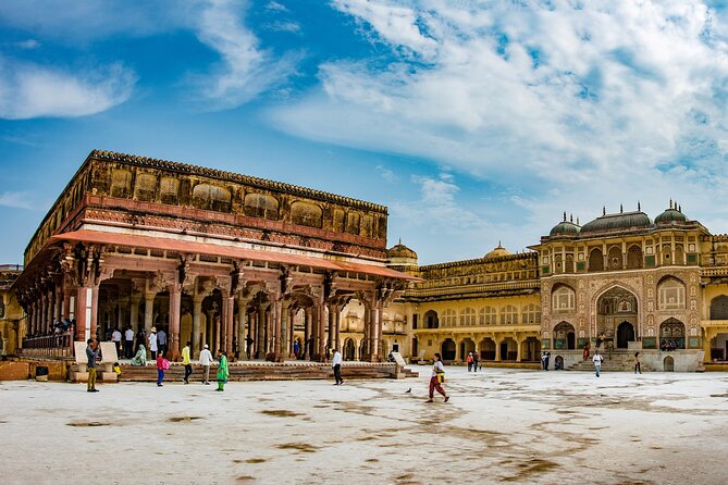 Iconic Forts of Jaipur With a Visit to Handicraft Emporium