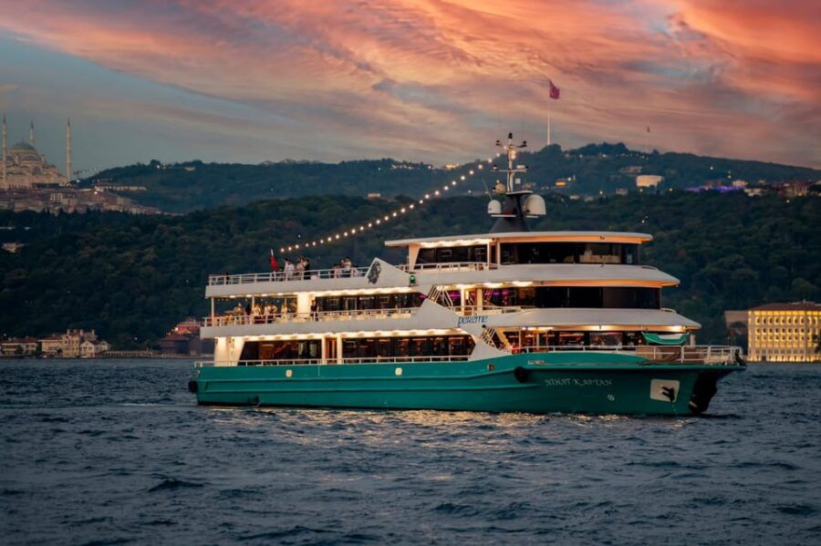 Istanbul: Bosphorus Dinner Cruise , Unlimited Drinks, & Show