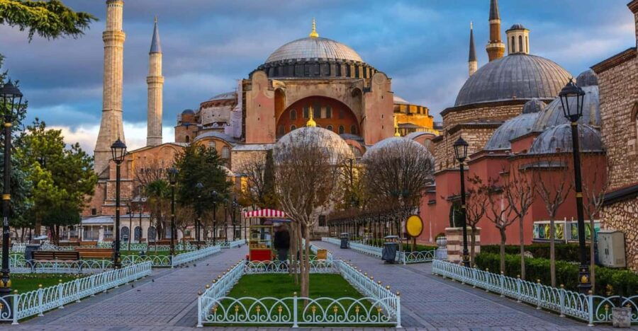 Istanbul: Hagia Sofia, Blue Mosque, and Grand Bazaar Tour