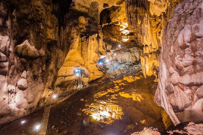 Kuala Lumpur International Airport To Ipoh EN-ROUTE Tempurung The Longest Caves