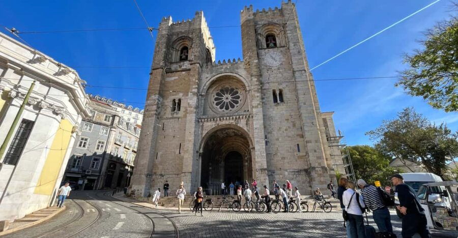 Lisbon Downtown & Alfama With a Guide Walking Tour - Meeting Information