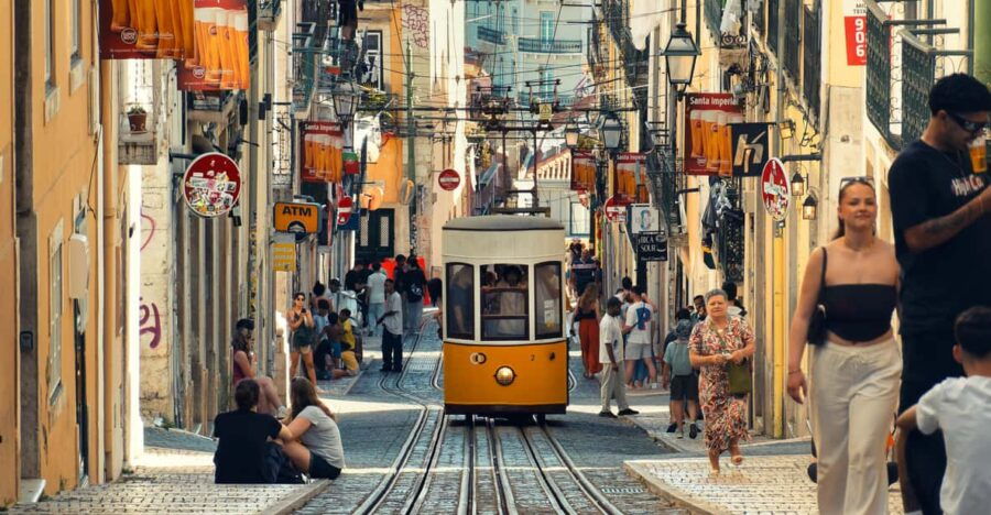 Lisbon: Magical-Mystery-Walkingtour for Photographer - Tour Overview
