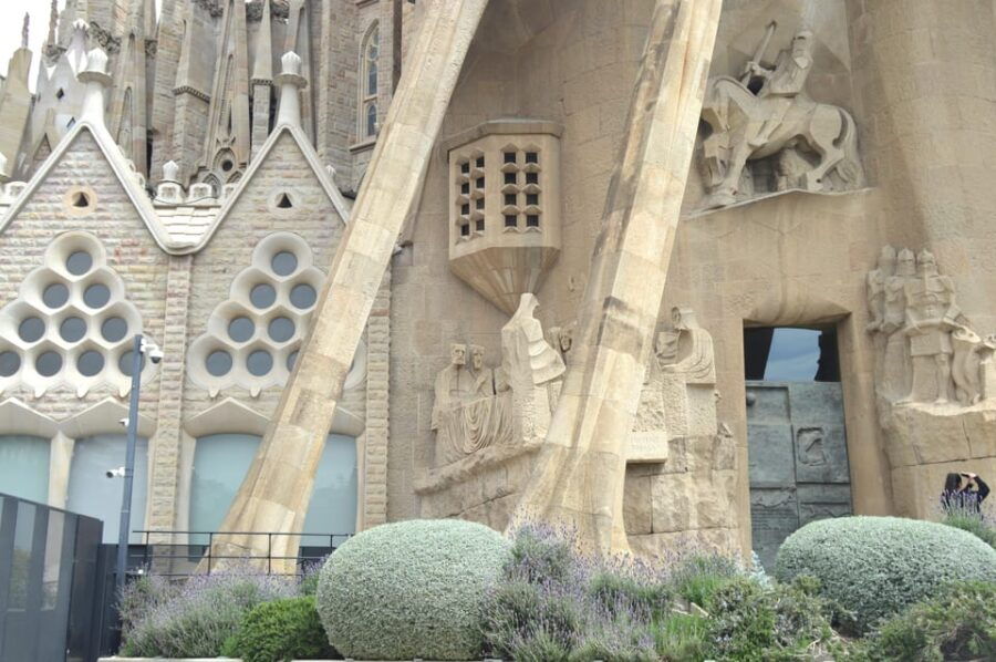 Magic Hour in Gaudis Sagrada Familia With Expert Guide - Tour Overview and Pricing