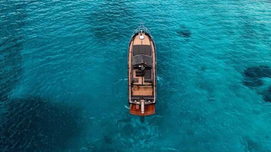 Milos: Luxury Motoryacht Cruise to Kleftiko With Lunch