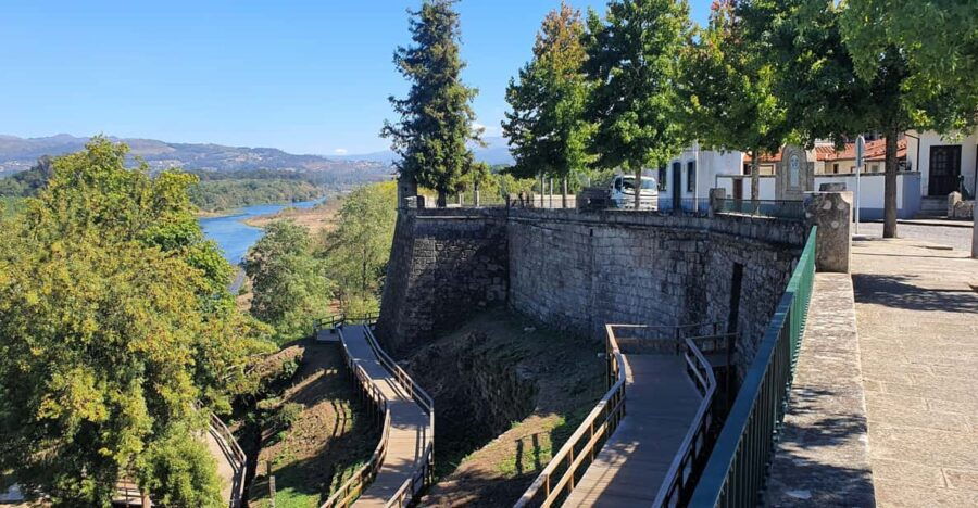 Monção: Fortress and Old Town Guided Tour - Tour Overview and Pricing