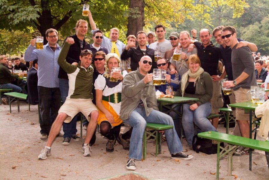 Munich: Evening Bike Tour With Beer Garden Visits