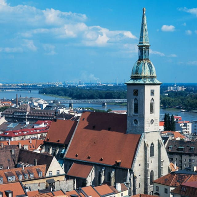 Neighboring in Bratislava: Full-Day Tour From Budapest