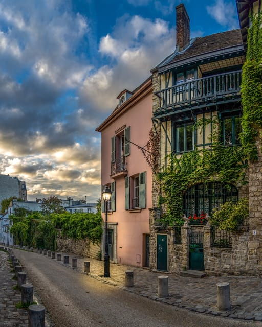 Paris: Montmartre Highlights Walking Tour With a Local Guide - Tour Overview