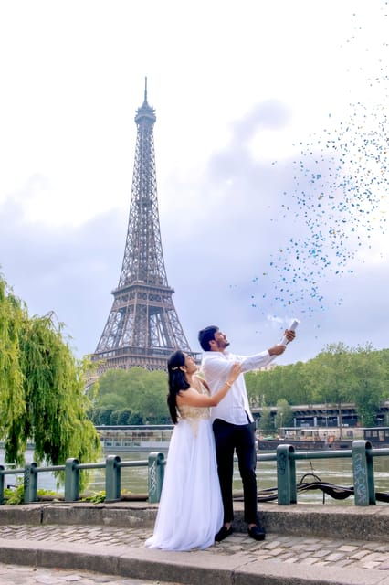 Photo Session for Couples With Flowers Around Eiffel Tower - Overview of the Photo Session