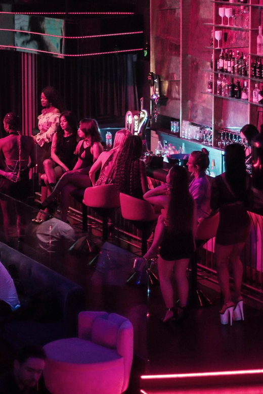Porto: Birthday Party Offer of a Glass of Champagne or Drink