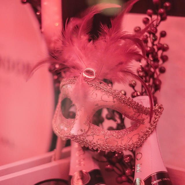 Porto: Cabaret Show, Offer of a Glass of Champagne or Drink