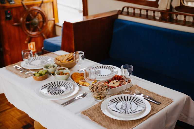 Porto: Exclusive Dinner on Board at Luxury Yacht Cruise 3H - Exclusive Dinner Experience