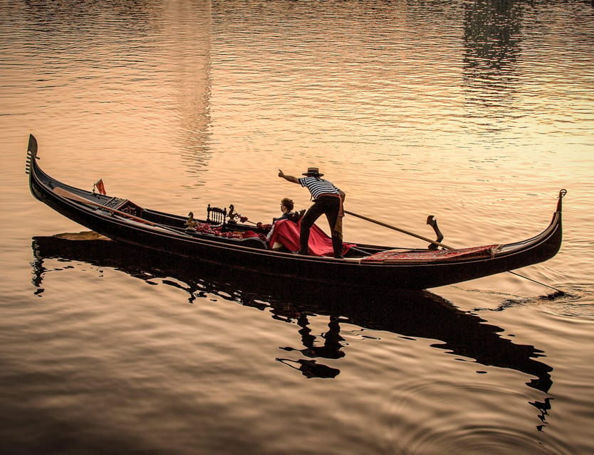Private Alster Lake Romantic Tour in a Real Venetian Gondola - Tour Overview