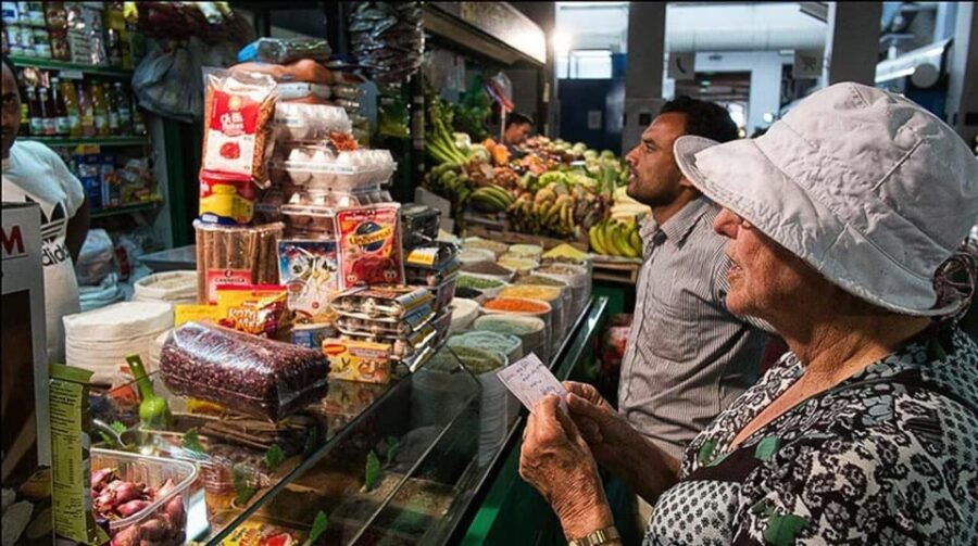 Rome: Market Tour & Authentic Aperitivo at Locals Home