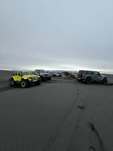 Selfdrive Tour to the Vally of Thousend River & Black Beach