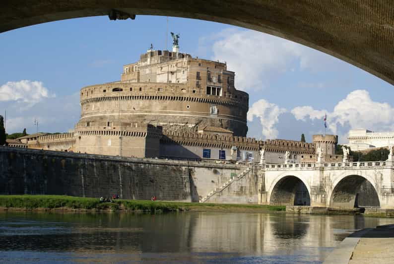 Skip the Line: Castel Santangelo Private Tour