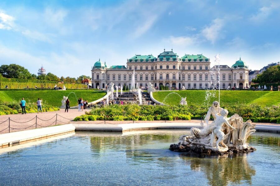 Transfer From Prague to Vienna With English-Speaking Driver