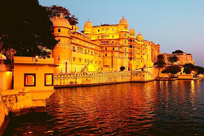 Udaipur Palaces and Lakes From Mumbai With Flights: Private Luxury Tour