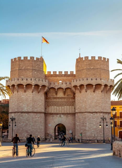 Valencia: Bike Tour of the Emblematic Sites of Valencia €25