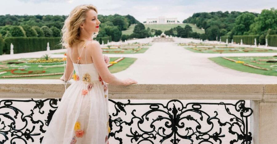 Vienna: Private Schönbrunn Gardens Photoshoot