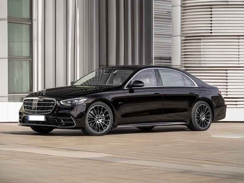Vienna : Private Transfer for Arrival and Departure