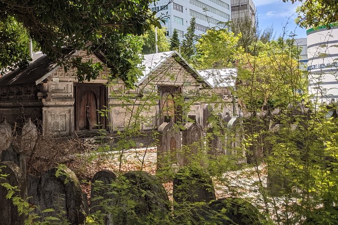 Male Guided Walking Tour - 3h - Inclusions and Exclusions