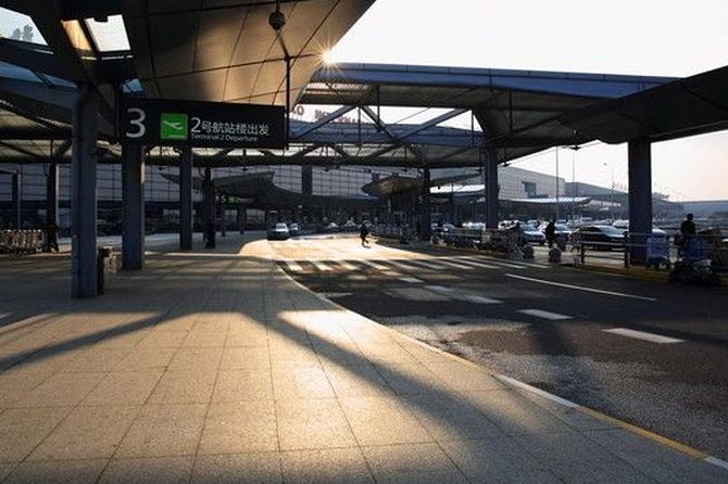 Private Transfer From Shanghai Disneyland to Shanghai Hongqiao Airport - Vehicle and Driver